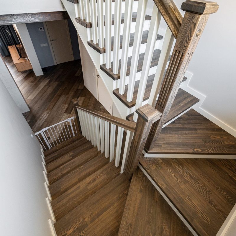 Отделка железной лестницы ясенем с кладовкой и калиткой