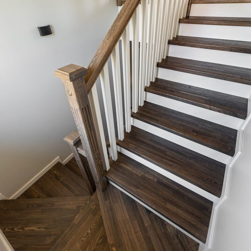 Отделка железной лестницы ясенем с кладовкой и калиткой