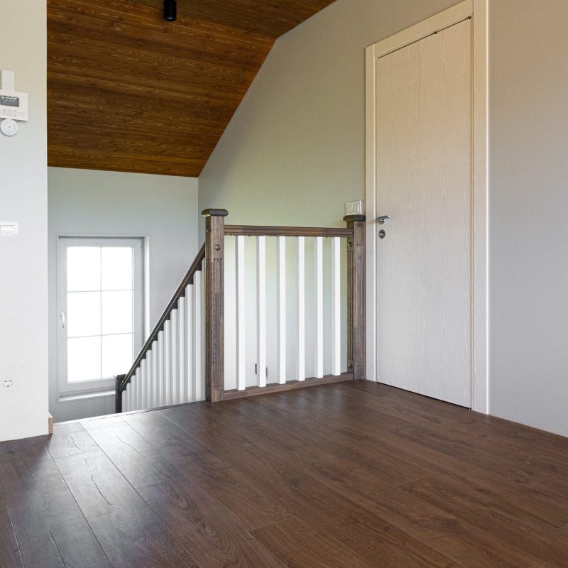 Отделка железной лестницы ясенем с кладовкой и калиткой