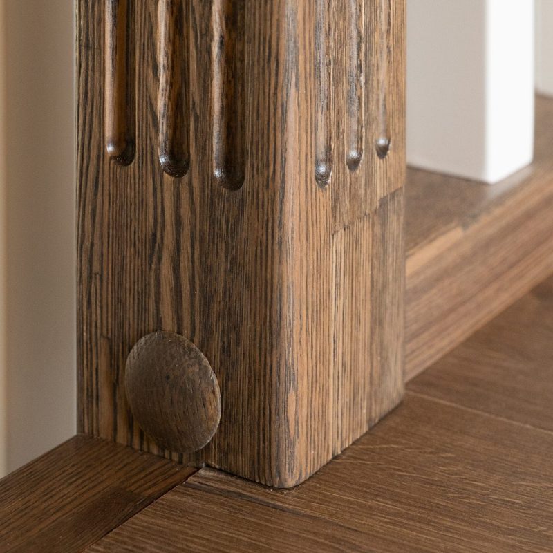 Отделка железной лестницы ясенем с кладовкой и калиткой