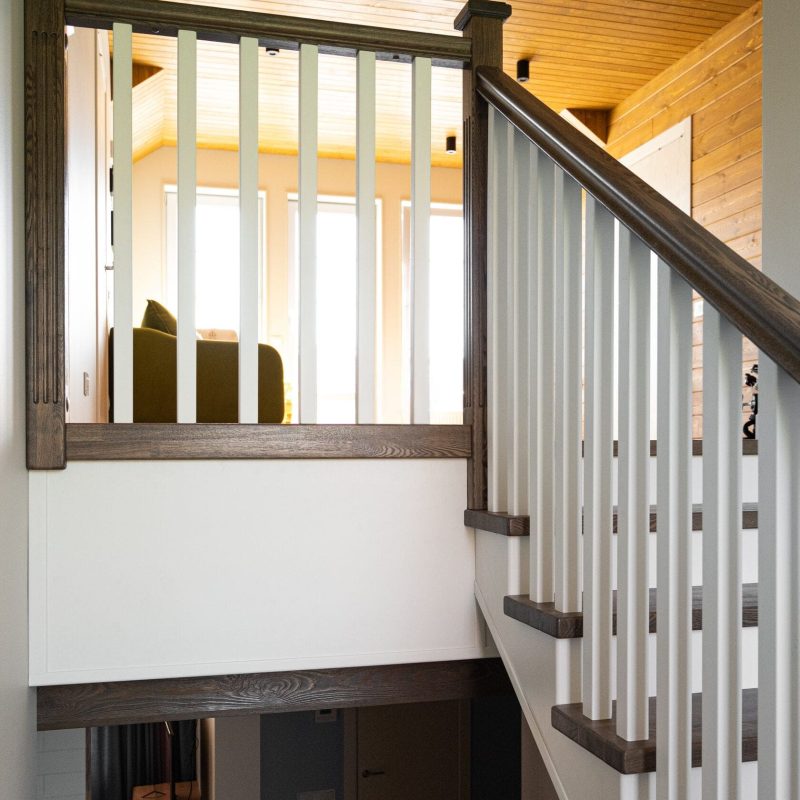 Отделка железной лестницы ясенем с кладовкой и калиткой