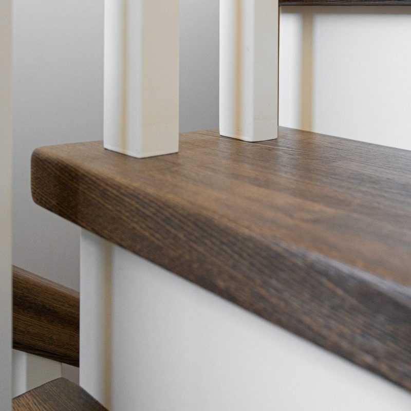 Отделка железной лестницы ясенем с кладовкой и калиткой