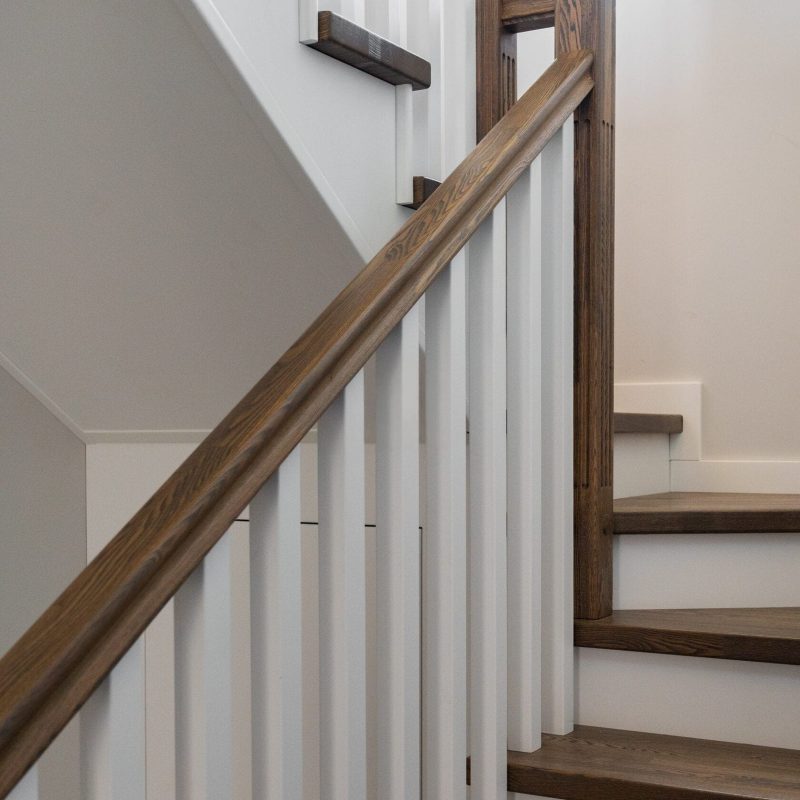 Отделка железной лестницы ясенем с кладовкой и калиткой