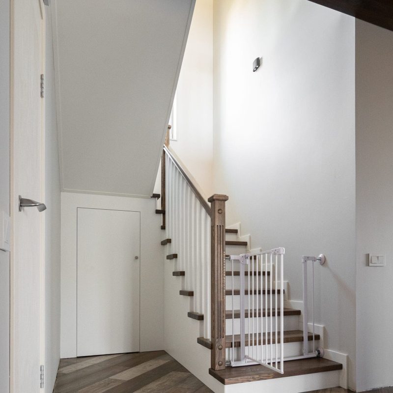 Отделка железной лестницы ясенем с кладовкой и калиткой