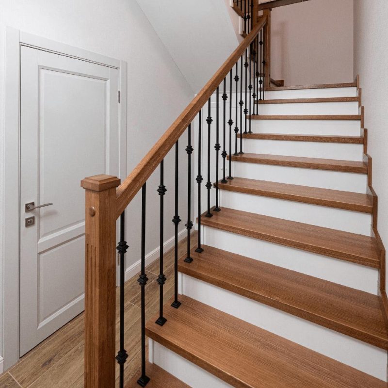 Отделка железной лестницы шпоном с кладовкой