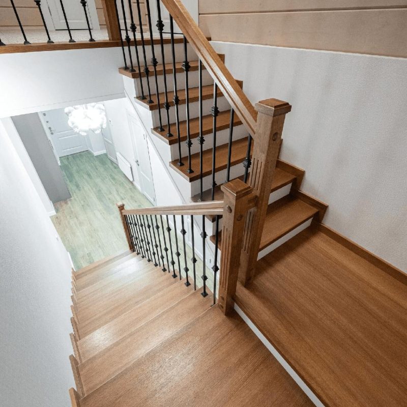 Отделка железной лестницы шпоном с кладовкой