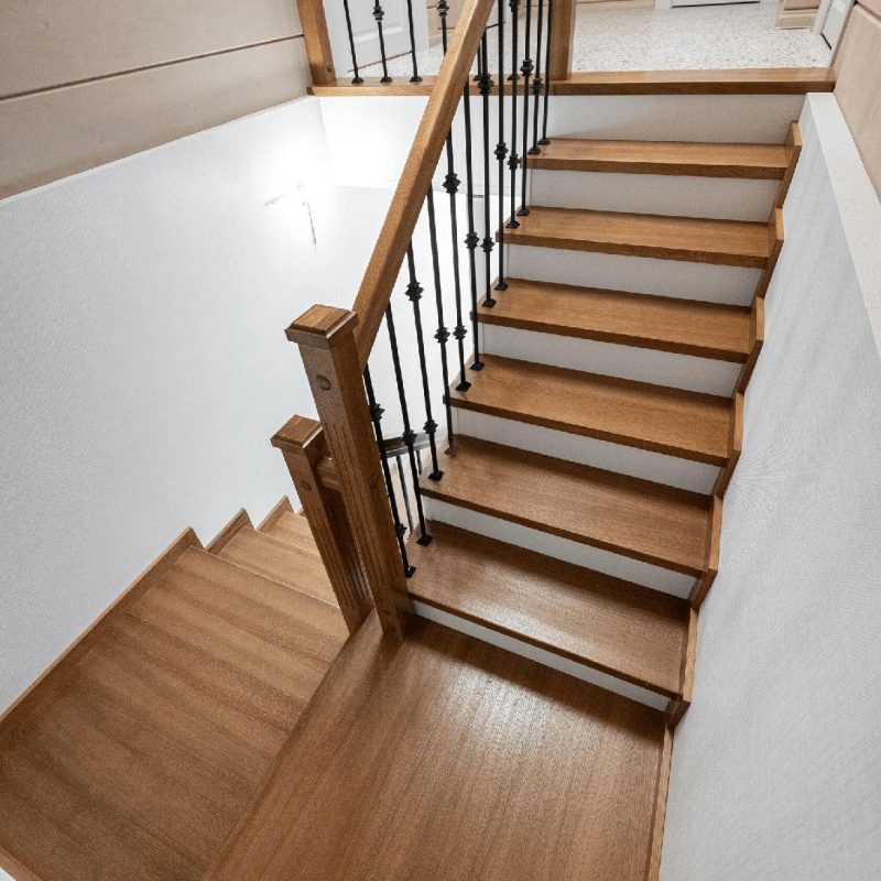 Отделка железной лестницы шпоном с кладовкой