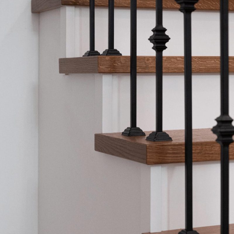 Отделка железной лестницы шпоном с кладовкой