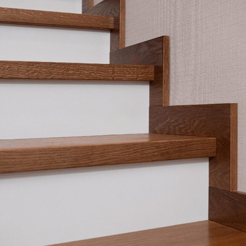 Отделка железной лестницы шпоном с кладовкой