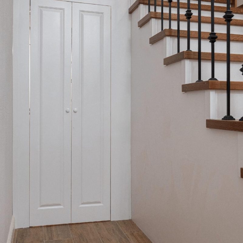 Отделка железной лестницы шпоном с кладовкой