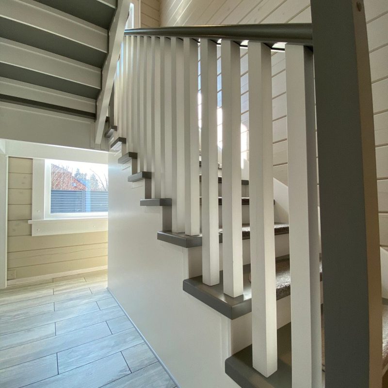 П-образная деревянная лестница из дуба в брусовом доме