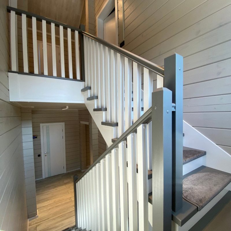 П-образная деревянная лестница из дуба в брусовом доме