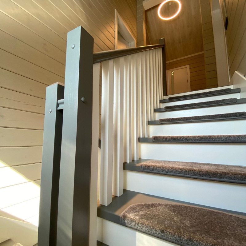 П-образная деревянная лестница из дуба в брусовом доме