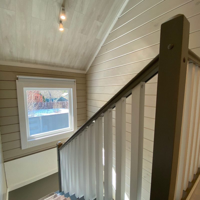 П-образная деревянная лестница из дуба в брусовом доме