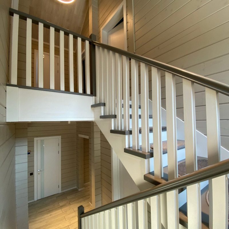 П-образная деревянная лестница из дуба в брусовом доме