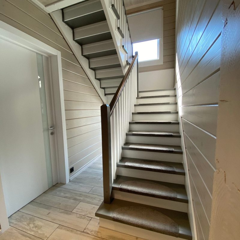 П-образная деревянная лестница из дуба в брусовом доме