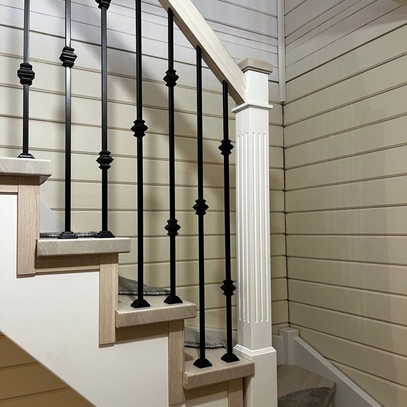 П-образная деревянная лестница из ясеня с заходной площадкой