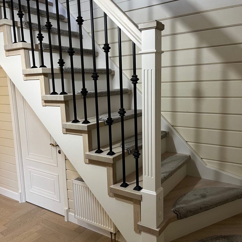 П-образная деревянная лестница из ясеня с заходной площадкой