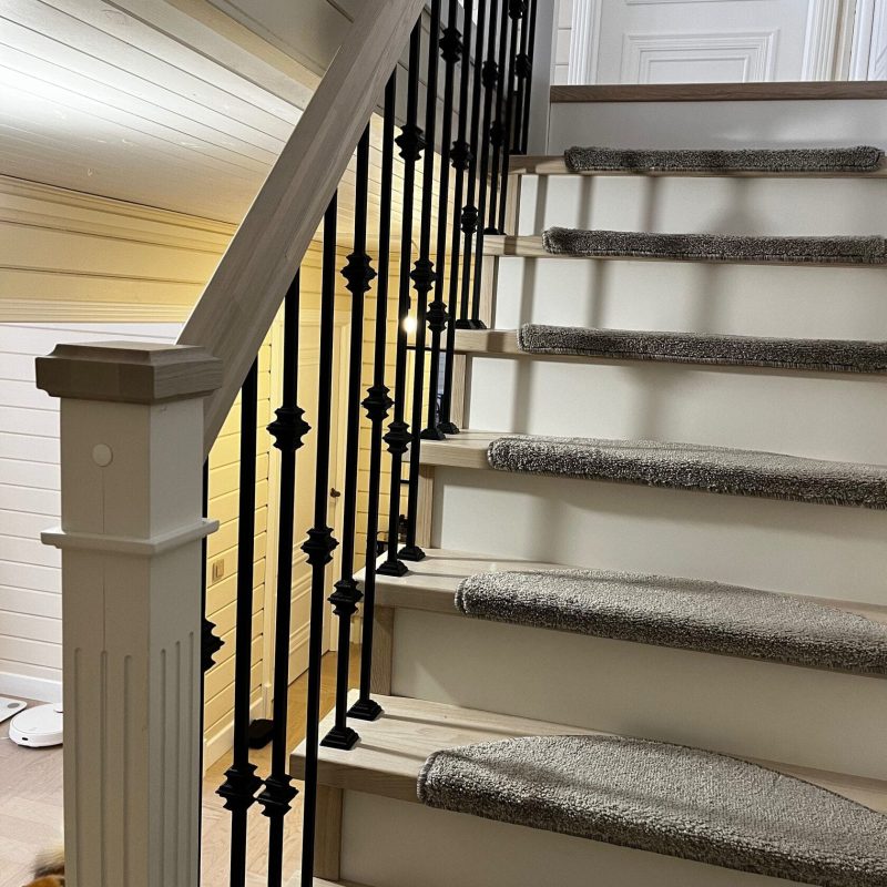 П-образная деревянная лестница из ясеня с заходной площадкой