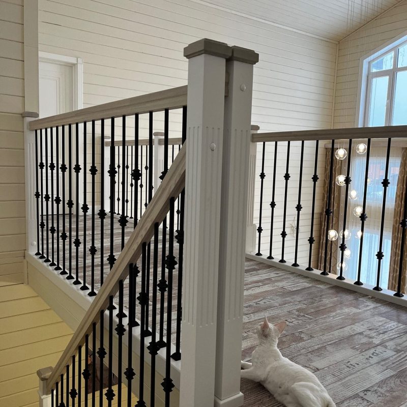 П-образная деревянная лестница из ясеня с заходной площадкой