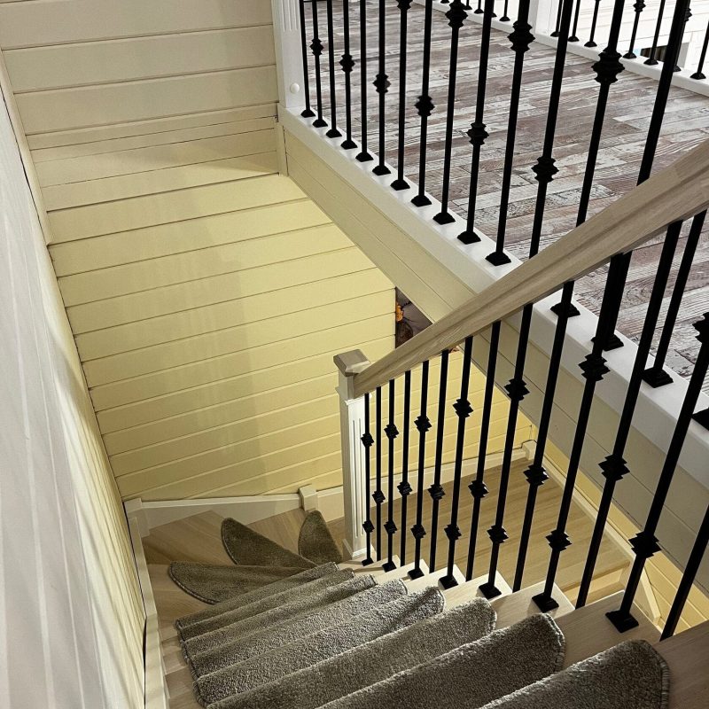 П-образная деревянная лестница из ясеня с заходной площадкой