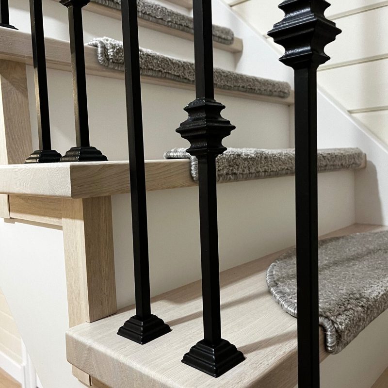 П-образная деревянная лестница из ясеня с заходной площадкой