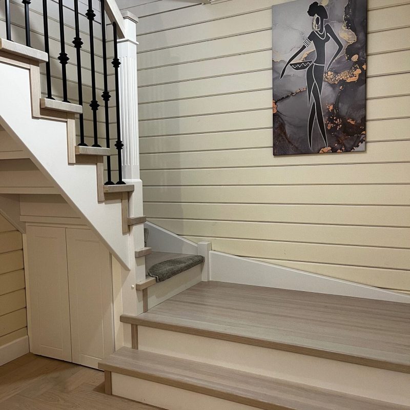 П-образная деревянная лестница из ясеня с заходной площадкой