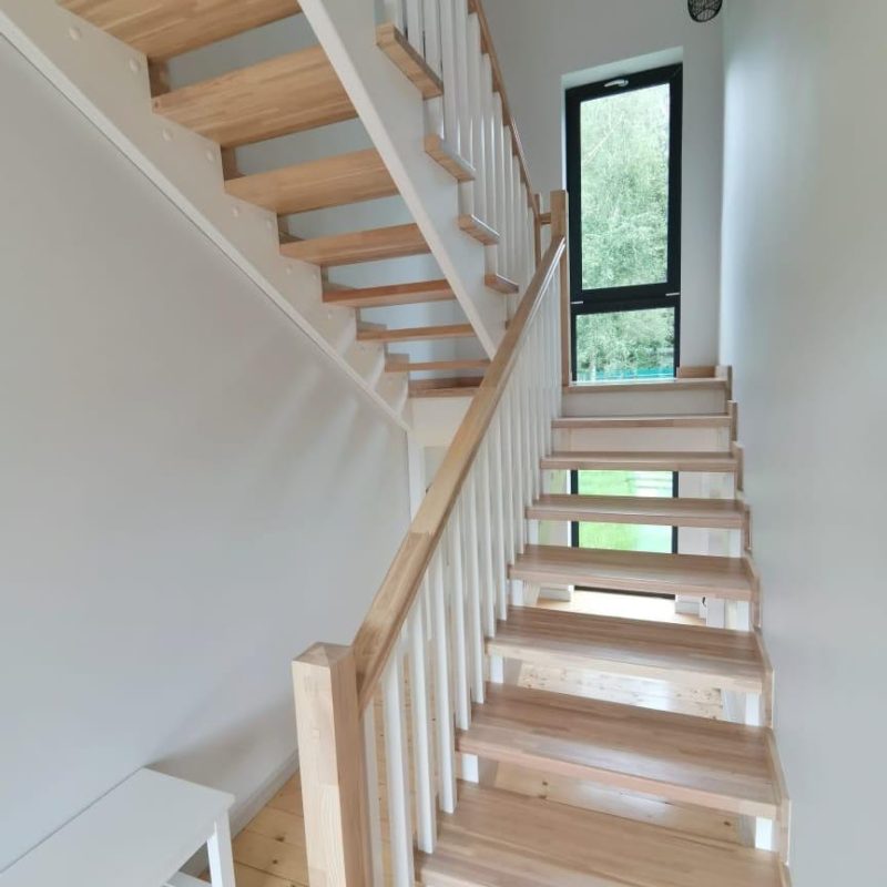 П-образная деревянная лестница из лиственницы без подступенков