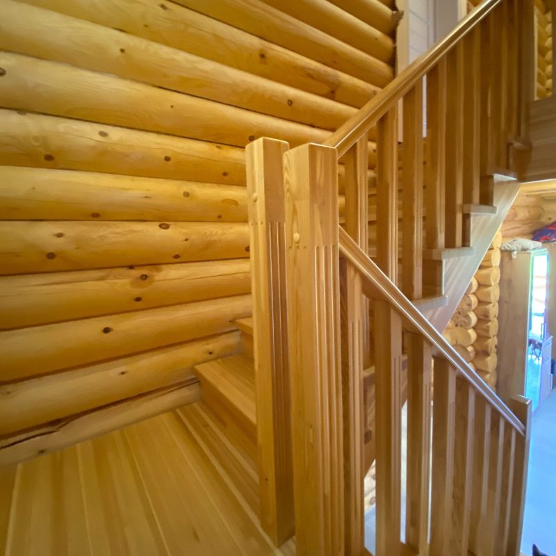 П-образная деревянная лестница из натурального ясеня в срубе