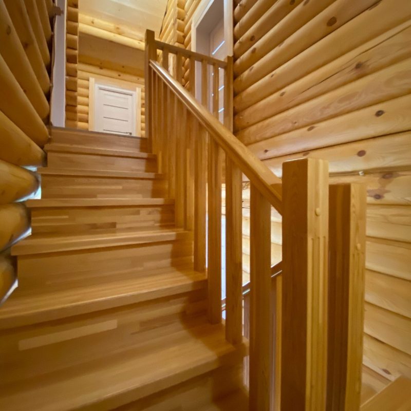 П-образная деревянная лестница из натурального ясеня в срубе