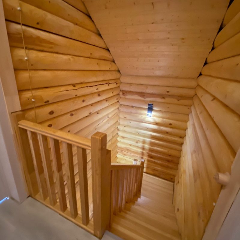 П-образная деревянная лестница из натурального ясеня в срубе