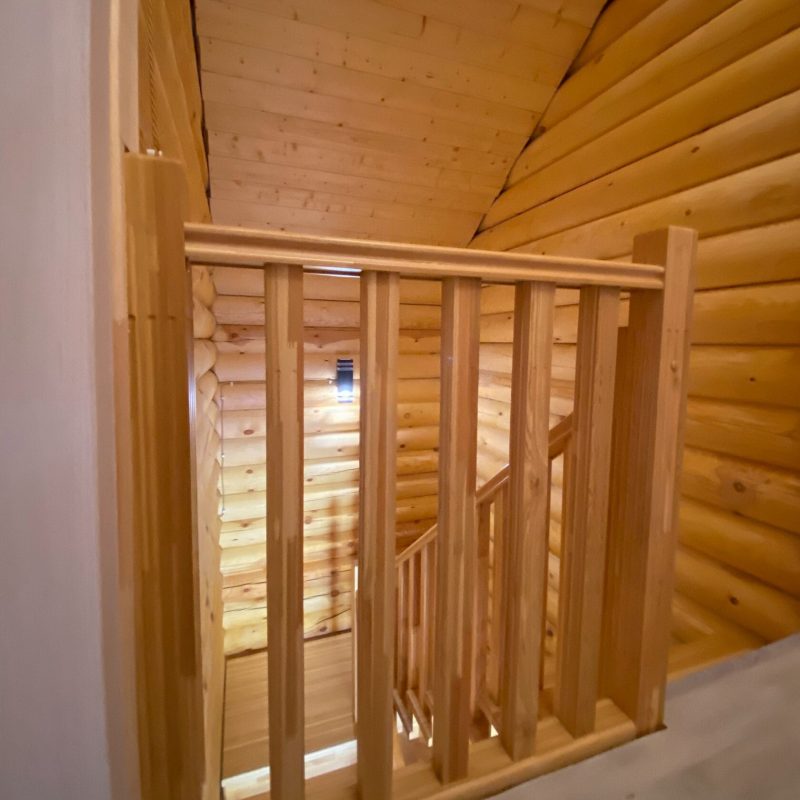 П-образная деревянная лестница из натурального ясеня в срубе