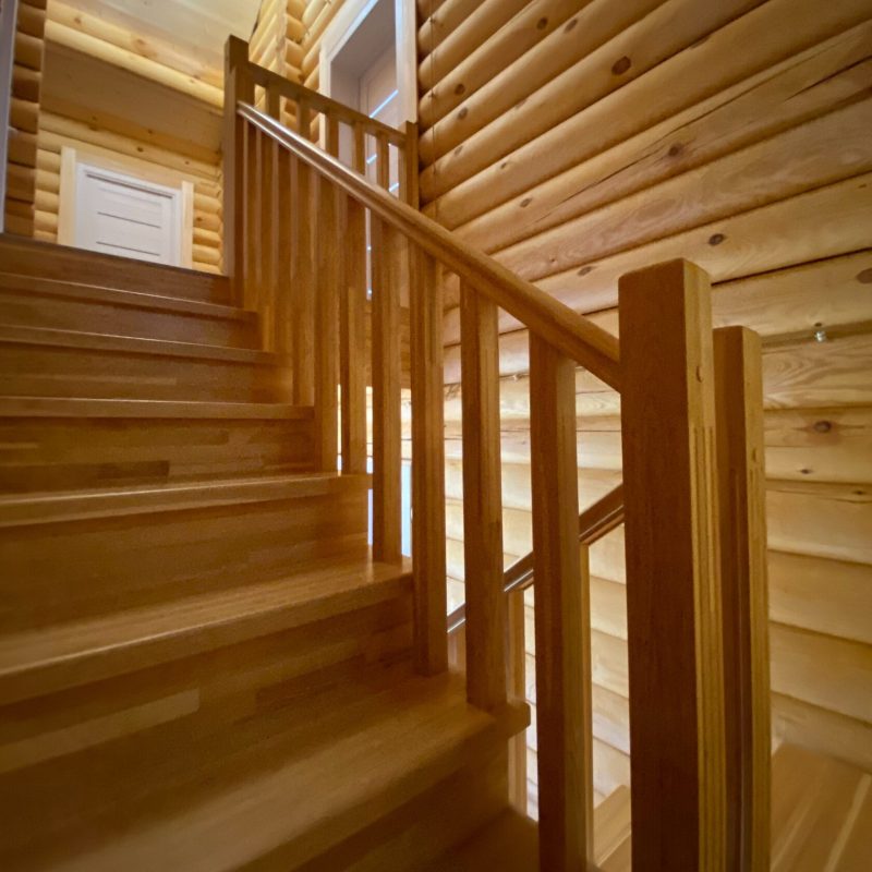 П-образная деревянная лестница из натурального ясеня в срубе
