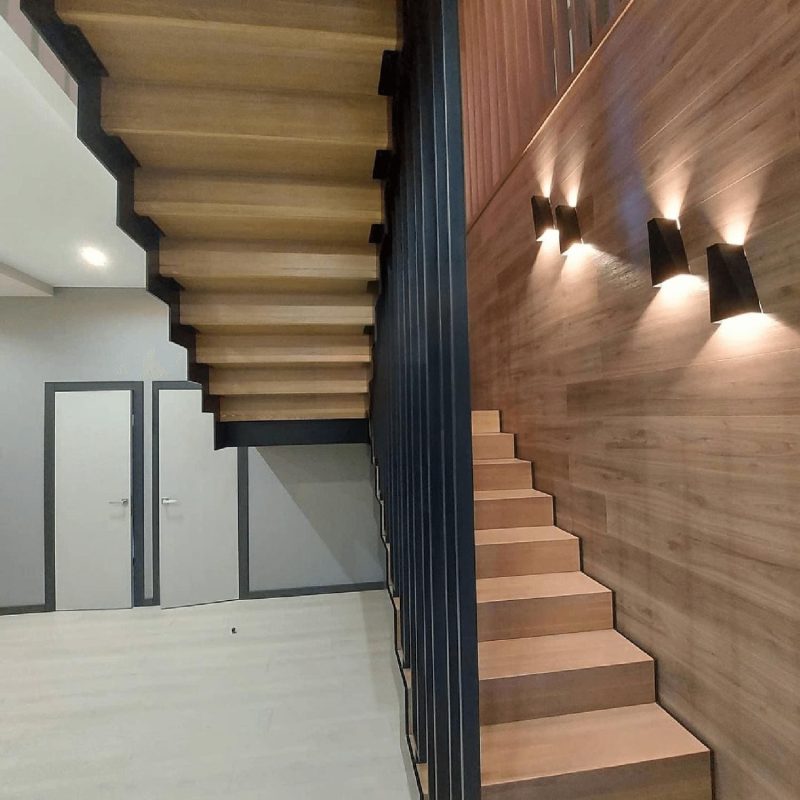 П-образная лестница с площадкой в стиле Лофт