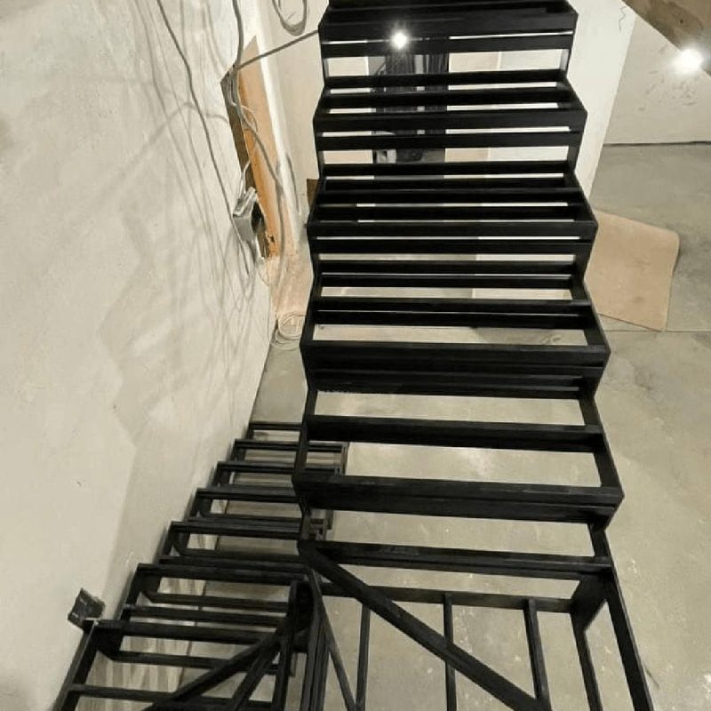 П образный каркас железной лестницы с забежными ступенями ломаный снизу