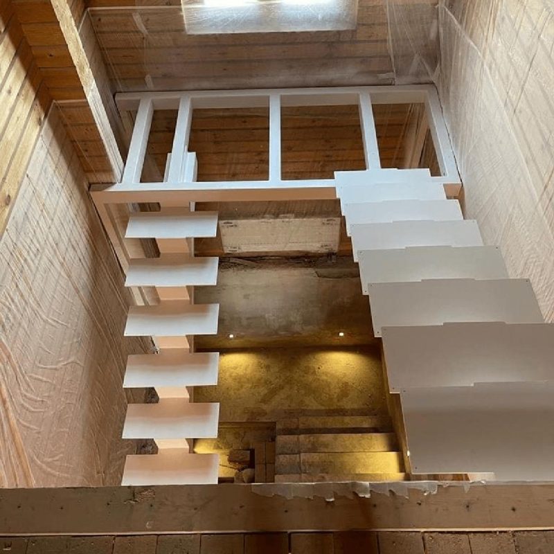 П-образный листовой монокосоур в брусовом доме с площадкой