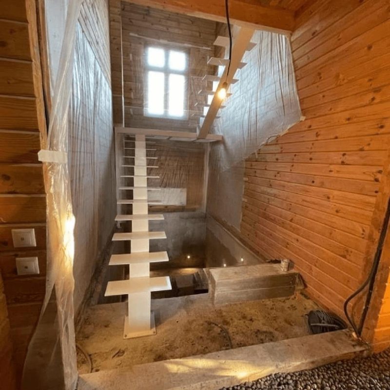 П-образный листовой монокосоур в брусовом доме с площадкой