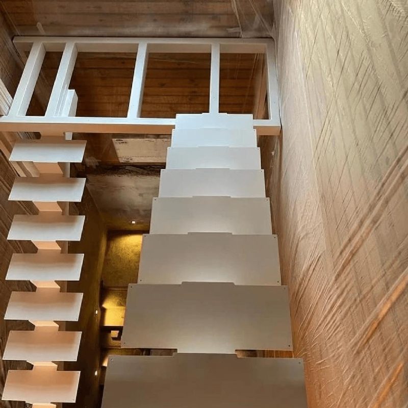 П-образный листовой монокосоур в брусовом доме с площадкой