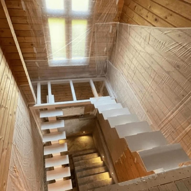 П-образный листовой монокосоур в брусовом доме с площадкой