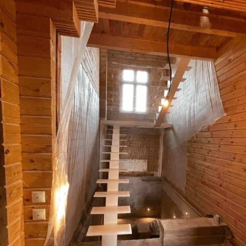 П-образный листовой монокосоур в брусовом доме с площадкой