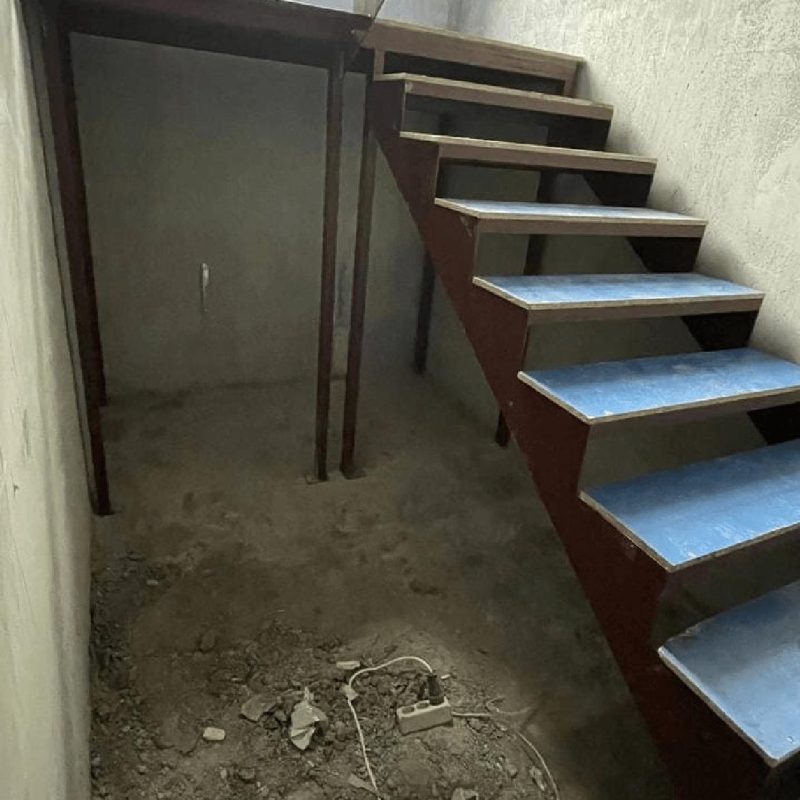 П-образный металлический каркас лестницы с площадкой