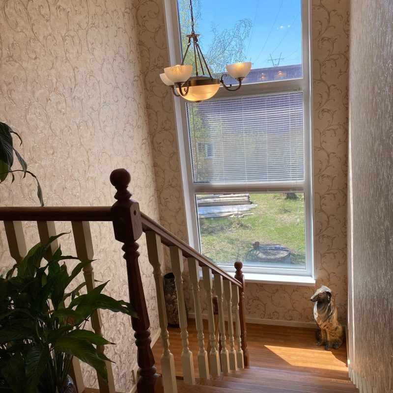 Полуоткрытая деревянная лестница из ясеня в классическом стиле