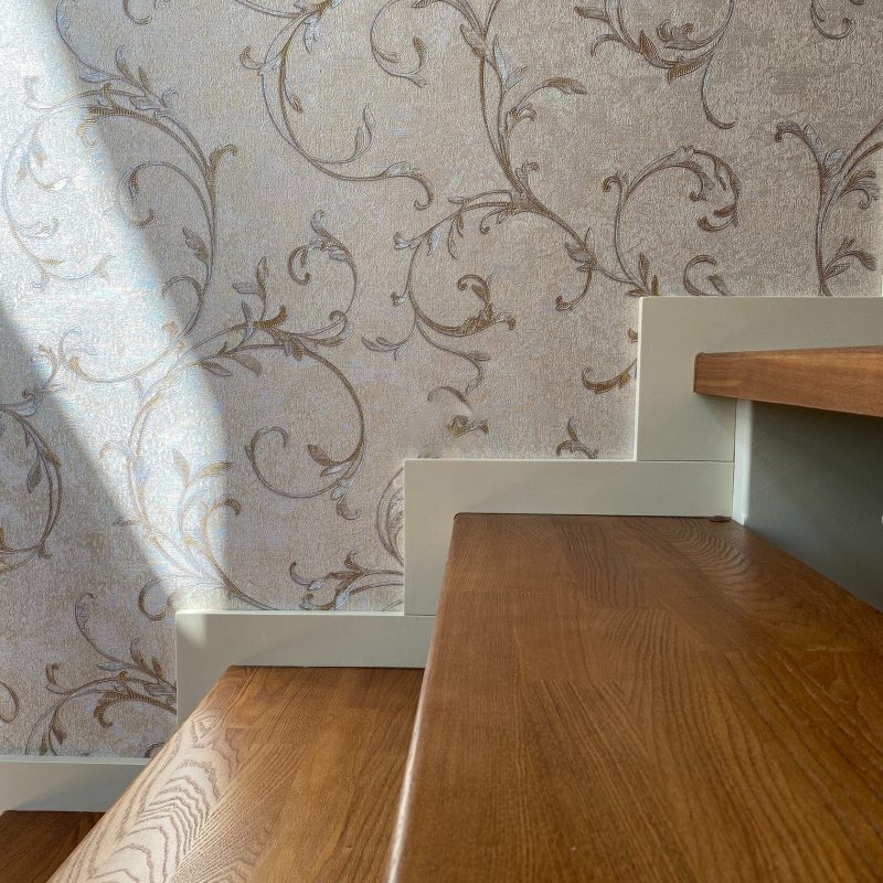 Полуоткрытая деревянная лестница из ясеня в классическом стиле