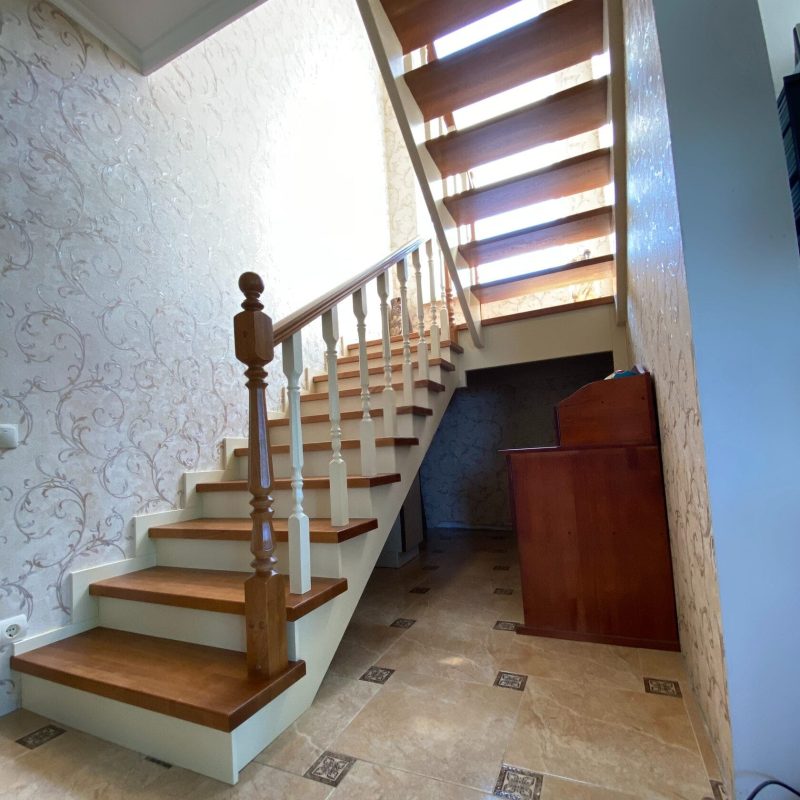 Полуоткрытая деревянная лестница из ясеня в классическом стиле