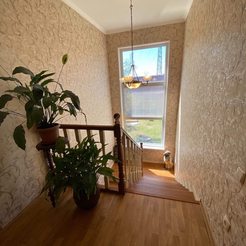 Полуоткрытая деревянная лестница из ясеня в классическом стиле