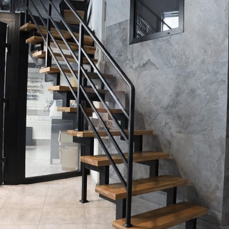 Прямая лестница на двух ломаных косоурах