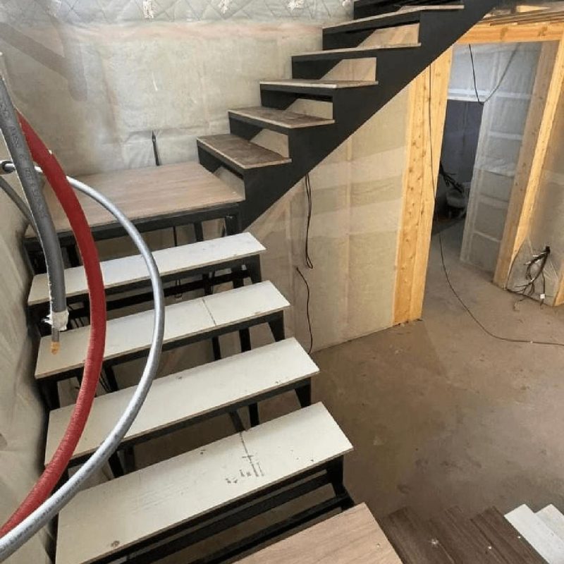 Трехмаршевый каркас металлической лестницы на 180 градусов с площадкой