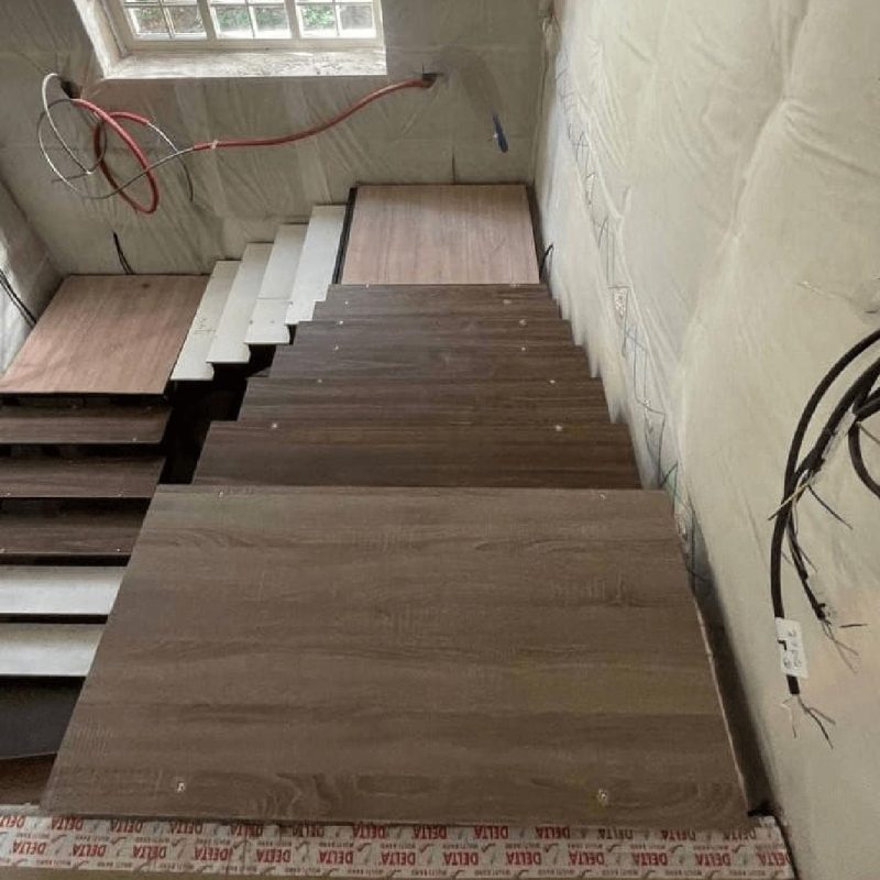 Трехмаршевый каркас металлической лестницы на 180 градусов с площадкой