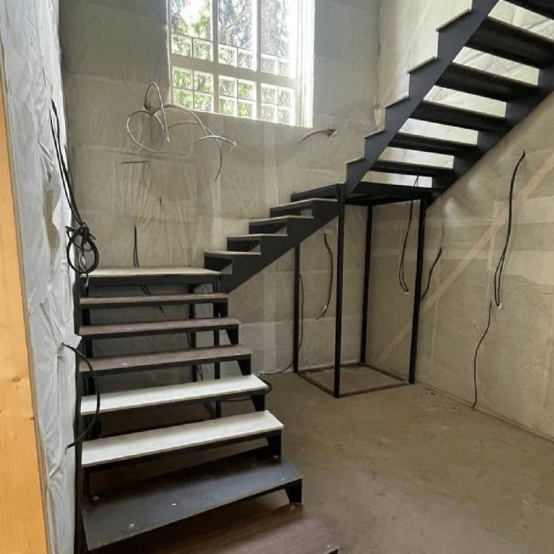 Трехмаршевый каркас металлической лестницы на 180 градусов с площадкой