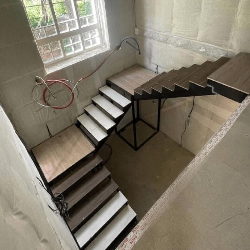 Трехмаршевый каркас металлической лестницы на 180 градусов с площадкой